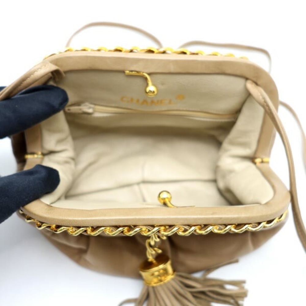 Authentic CHANEL 1988 kiss lock chain around beige Lambskin crossbody bag - Picture 9 of 13